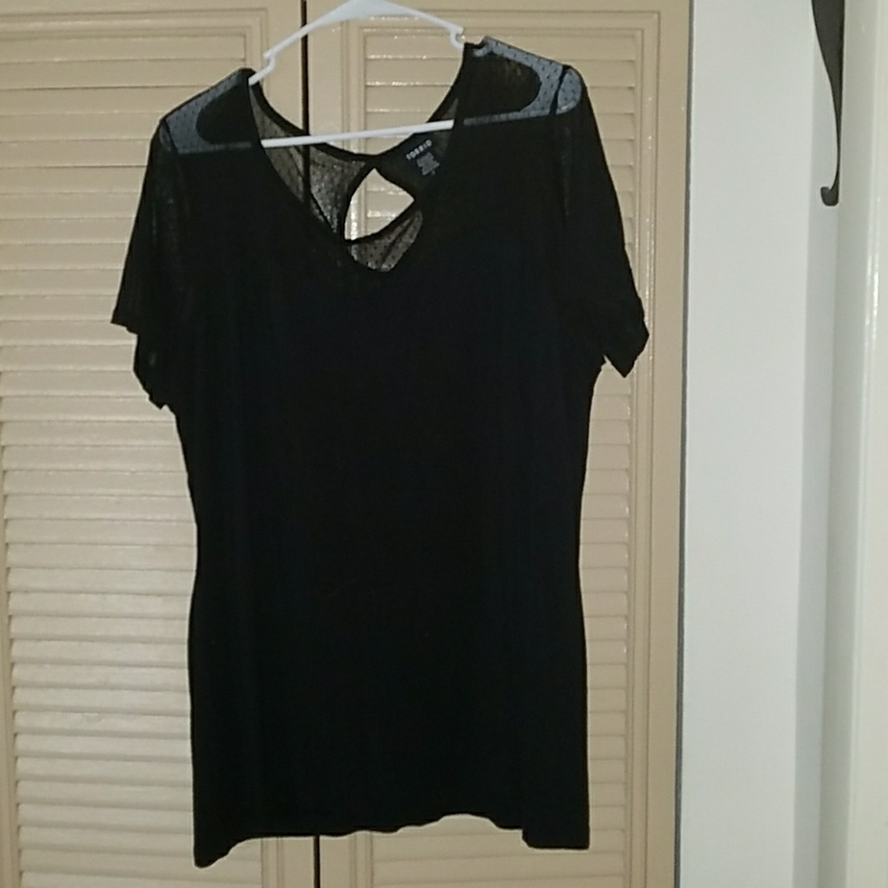 A black key hole shirt